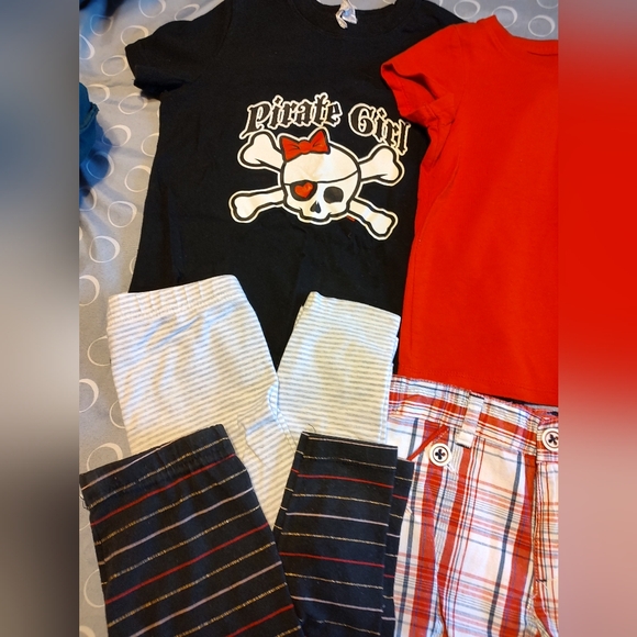 Red & black 4T lot - 9 coordinating pieces - Picture 2 of 5